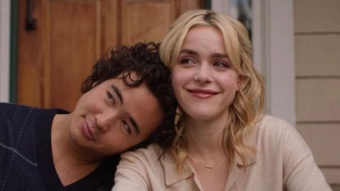 Amoureux, Kiernan Shipka et Nico Hiraga sont à l'université dans les premières images du film