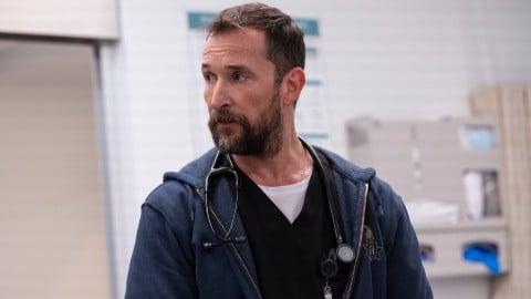 La première photo de Noah Wyle dans le drame médical qui le ramène à l'hôpital après les urgences