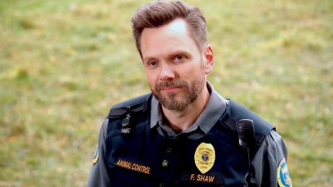 Les Yellowjackets accueillent Joel McHale dans la saison 3