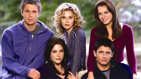 Voici qui revient du casting original