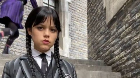 Jenna Ortega et Emma Myers montrent les nouveaux uniformes Nevermore dans une vidéo du tournage