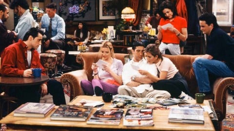 Le pull de Chandler, le canapé du Central Perk et de nombreux autres souvenirs vendus aux enchères