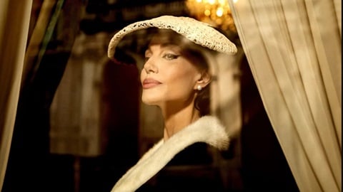 Maria, Angelina Jolie est une Callas merveilleuse et tragique dans la première bande-annonce du biopic de Pablo Larraìn