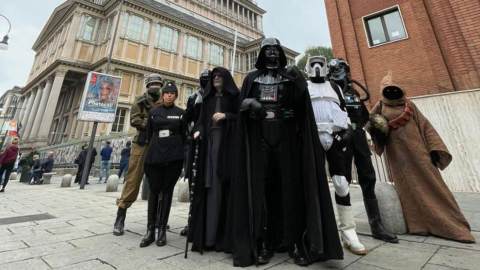 l'exposition est inaugurée par un incroyable défilé dans les rues de la ville