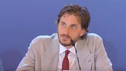 la série Sky frappe les critiques de Venise, Luca Marinelli et Joe Wright en parlent en conférence