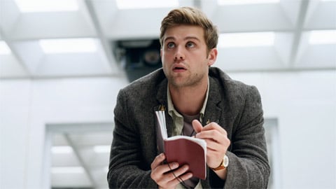 Date et premières photos du thriller avec la star de One Day, Leo Woodall