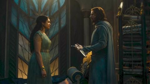Les Anneaux de Pouvoir présentent l'épée qui finira un jour entre les mains d'Aragorn