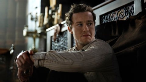 Premiers pas, voici Joseph Quinn dans le rôle de la Torche Humaine dans une photo du tournage