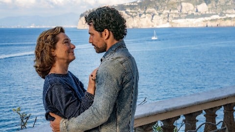 Sur Netflix la mini-série avec Monica Guerritore et Giacomo Gianniotti entre thriller érotique et mélodrame