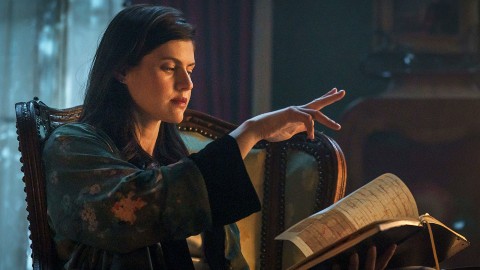 Alexandra Daddario a une mission dans la bande-annonce officielle de la saison 2