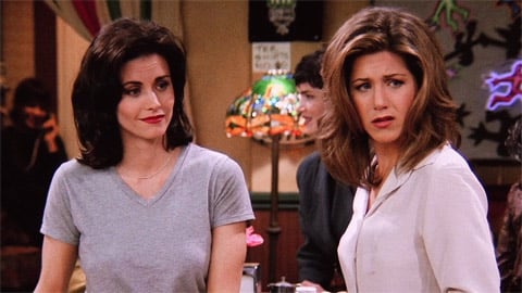 Courteney Cox révèle que Jennifer Aniston gardait des tonnes de vêtements pour elle, y compris celui de Monica