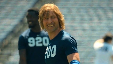 Glen Powell se transforme dans le premier trailer de la comédie sportive