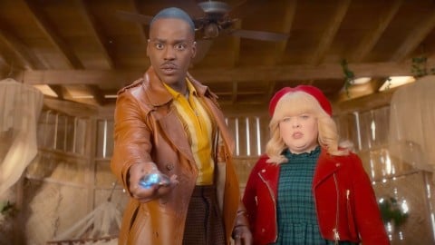 Ncuti Gatwa et Nicola Coughlan contre un dinosaure dans la bande-annonce officielle du nouveau spécial Noël