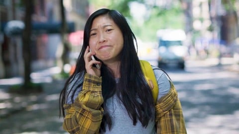 L'homme au sac, Awkwafina dans la distribution de la comédie de Noël avec Alan Ritchson et Arnold Schwarzenegger