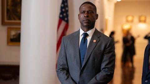La nouvelle bande-annonce italienne de la série mystérieuse avec Sterling K. Brown arrive sur Disney+