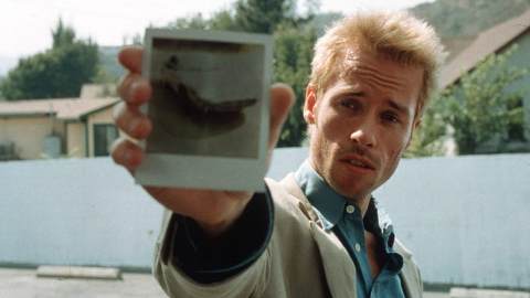 Memento, saviez-vous que Christopher Nolan avait doublé une scène du thriller avec Guy Pearce ?