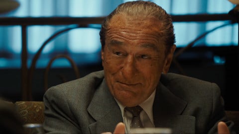 Robert De Niro ne se couche pas mais double, dans le trailer de The High Knights