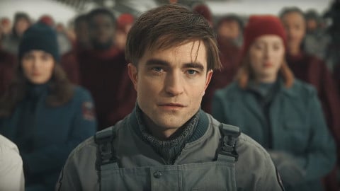 une nouvelle bande-annonce officielle italienne du film de Bong Joon-ho avec Robert Pattinson