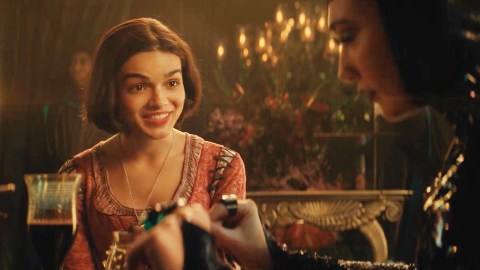 Blanche-Neige, la princesse fait face à la reine dans un clip en italien