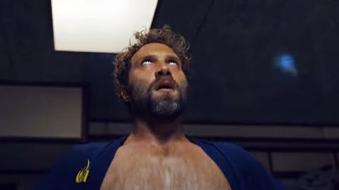 Dans la bande-annonce du film, Jai Courtney est un tueur en série qui fait preuve de ses victimes aux requins