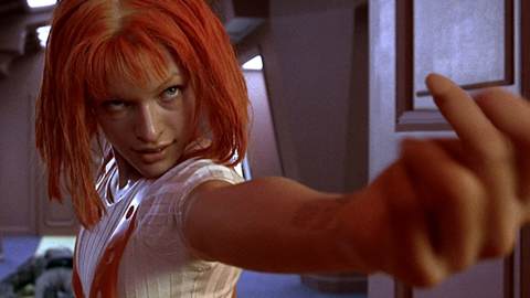 Le cinquième élément, Milla Jovovich est presque restée sans cheveux: "Ils sont tombés aux mèches"
