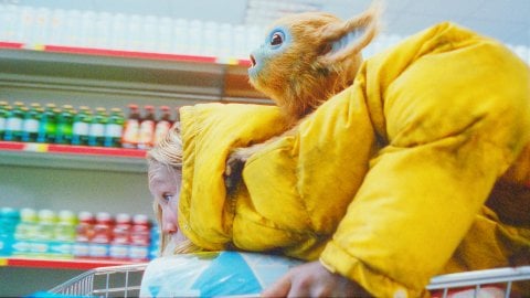 La légende d'Ochi, l'examen du personnel du personnel d'Isaiah Saxon