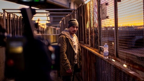 Un voyage de l'obscurité à la lumière dans le travail surprenant avant le nid