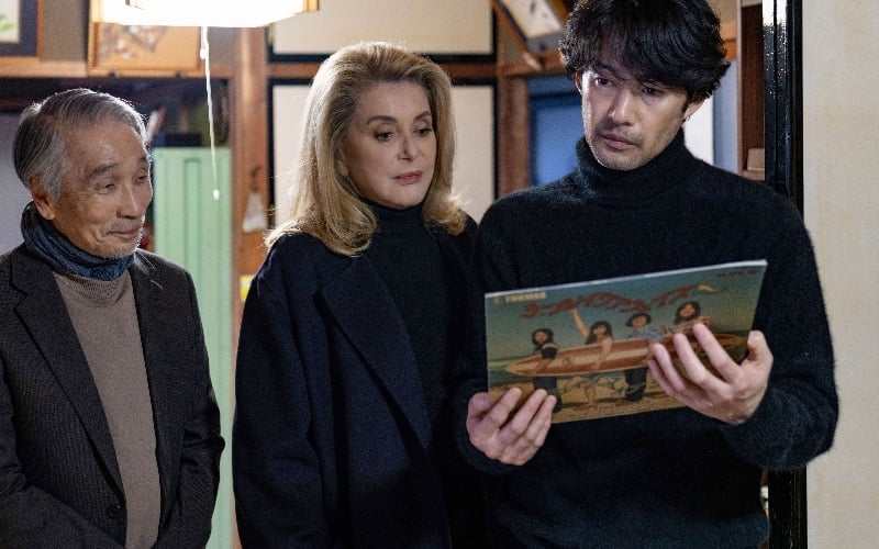 La critique du film avec Catherine Deneuve se rendant au Japon