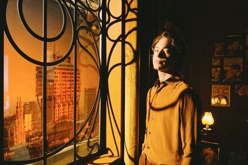 Orphée, la critique du film imaginatif qui adapte Poésie comique de Dino Buzzati