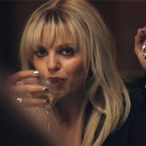 Reneé Rapp dans la saison 5 de The Morning Show, Jake Borelli revient dans Grey's Anatomy en tant que réalisateur et autres news en bref