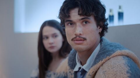 Le clash et la raison pour laquelle le créateur a choisi Charles Melton sans hésiter