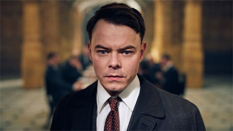 Charlie Heaton est Charles Shelby sur la première photo de la suite de la série télévisée