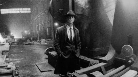 Chris Hemsworth annonce la fin du tournage et publie des photos du film qui inverse La Métamorphose de Kafka