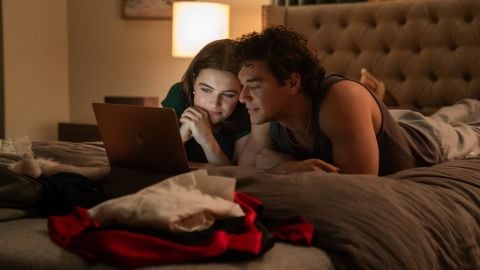 Hors campus, l'auteur des romans révèle ses premières difficultés et si elle a déjà lu/vu Heated Rivalry