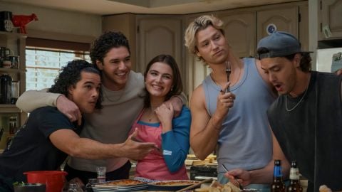Hors campus, le casting explique et défend les changements de personnages entre les romans et la série TV