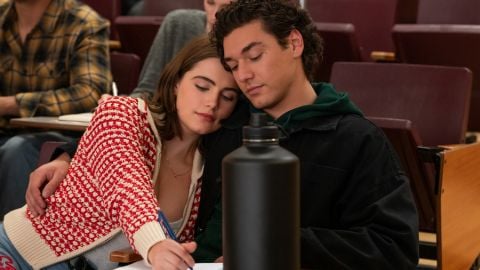 Hors campus, les stars expliquent pourquoi la première rencontre d'Hannah et Garrett est différente de celle du roman