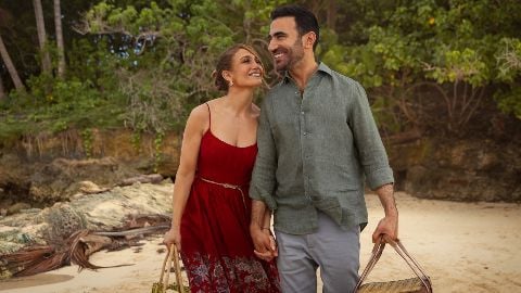 Jennifer Lopez et Brett Goldstein dans la bande-annonce officielle d'Office Romance, à venir sur Netflix