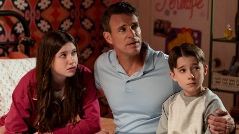 Scott Foley, veuf et père en crise dans la bande-annonce du drame familial de Prime Video