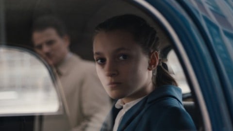 la critique des débuts intenses de réalisatrice de Christina Tournatzés au Festival International du Film de Riviera