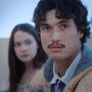 Bœuf, l'aveu de Charles Melton : « C'est pour ça que cette série était un retour aux sources »