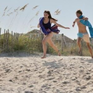 Envie de mer ? 3 séries TV ados qui sentent bon l'été à voir tout de suite
