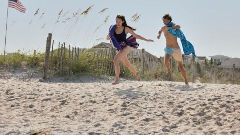 Envie de mer ? 3 séries TV ados qui sentent bon l'été à voir tout de suite