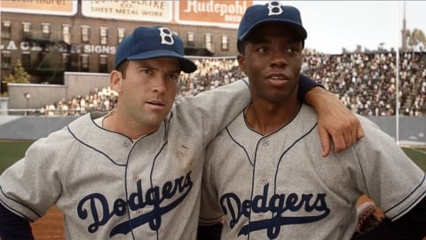 Personne ne peut plus porter le numéro 42 au baseball : la véritable histoire de Jackie Robinson avec Chadwick Boseman