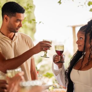 Regé-Jean Page et Halle Bailey entre romance et clichés italiens