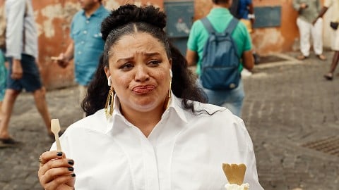 "Trop grosse pour la télé", mais aujourd'hui elle est la star de cette série fantastique sur Netflix