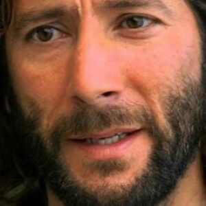 c'est ce que fait Desmond Hume aujourd'hui