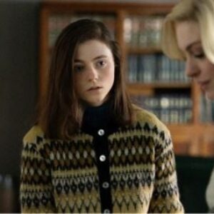 voici ce que Thomasin McKenzie découvre (choquant) et ce que fait Anne Hathaway