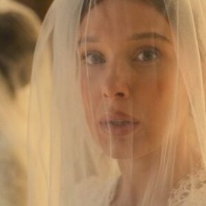 Millie Bobby Brown styliste pour Enola Holmes 3 : la trame de fond de la robe qui fait rêver les fans