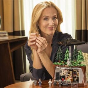 The X-Files : Gillian Anderson revient dans le rôle de Dana Scully pour dévoiler le set LEGO de la série TV culte (VIDEO)