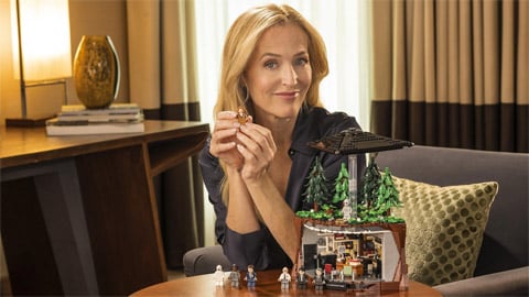 The X-Files : Gillian Anderson revient dans le rôle de Dana Scully pour dévoiler le set LEGO de la série TV culte (VIDEO)